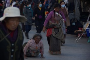 ...fuer manche Pilger ist die Kora um den Jokhang die Erfuellung aller Traume die sie je im Leben hatten