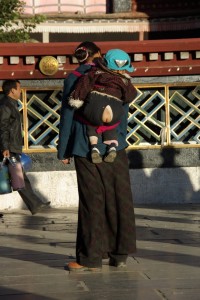 ...dabei wird typischer tibetischer Praxissinn angewand - der Schlitz in der Hose ersetzt die Windel fuers Baby :-)