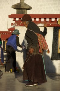 ...manche Pilgergesichter und gebaeugte Ruecken erzahlen vom harten Leben in der tibetischen Hochebene... 