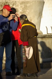 Chinesische Touristen beim respektlosen Fotografieren der Pilger...grrrrr - wir aergern uns noch immer. Leider waren viele westliche Touristen um nichts besser