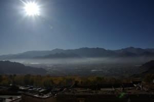 Atemberaubender Ausblick vom Kloster auf Lhasa - wie schoen muss die Stadt gewesen sein als noch statt Industriegebieten Yaks auf den Wiesen grasten...