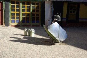 Wieder ein Beispiel fuer tibetischen Praxissinn - Wasserkochen fuer den Buttertee im Kloster mit einem Solarspiegel!