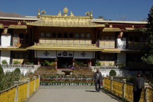 Der Norbulingka - die Sommerresidenz des DAlai Lama - man kann alle Raeume besichtigen aber nirgends findet sich ein Bild des eigentlichen Hausherren - die Bilder vom 13 Dalai Lama wurden verboten...