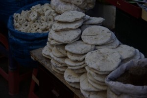 Eines der wichtigsten Handelsprodukte der tibetischen Nomaden - getrocknetes Yakyoghurt in Fladen
