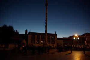 Der Jokhang am Morgen, viele Pilger, keine Touristen und Eiseskaelte - wunderwunderschoen.