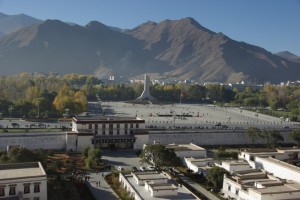 ...der grosse, von den chinesen angelegte Platz vor dem Potala mit dem schrecklichen Denkmal zur friedlichen Befreiung Tibets - bei so viel Unverschaemtheit und Arroganz der Chinesen bewundert man den relativen Gleichmut der Tibeter...