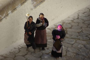 Der Potala zaehlt, da er die Graeber aller Dalai Lamas enthaelt zu den wichtigsten Pilgerstaetten der Tibeter