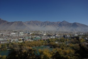 Wunderschoener Blick auf den Teil von Lhasa der hinter dem Potala liegt - heute Industriezone, frueher alles Wiesen auf denen friedlich Yaks grasten