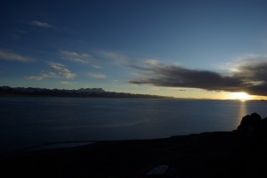 auf der anderen Seite sinkt die Sonne immer tiefer gegen den Horizont