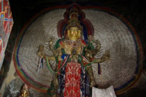 ...die Statue des 1000armigen Avalokitesvara - jeder Arm mit einem Auge