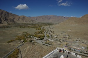 der Blick von der Burg runter ins Tal Richtung Tsetang, von wo wir gekommen waren