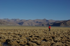 Morgendliche Wanderung ueber den teilweise zugefrorenen Yamdroktso See