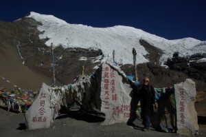 Kurzer Stopp am Karo La Pass mit dem Mount Nojin Kangtsang (7191m) im Hintergrund