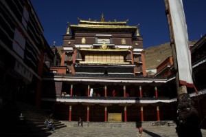 ...eines der Gebaeude im Tashilunpo Kloster - ueberwaeltigend, die Pracht und der Reichtum.