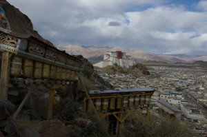 ...schliesslich biegen wir um eine Ecke und sehen ihn - der Dzong von Shigatse, der wahrscheinlich das Vorbild fuer den Potala in Lhasa war.