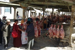 ...der Tag in Shigatse hatte auch Gutes - wir konnten in Ruhe den taeglichen Schaffleischmarkt beobachten :-)...