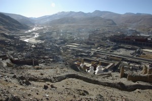 ...ganz Sakya liegt einem zu Fuessen an der Spitze des Huegels - hier koennte man die Welt umarmen!