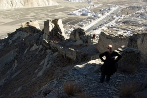 ...wir klettern die Dzongmauer entlang Richtung Spitze des Huegels