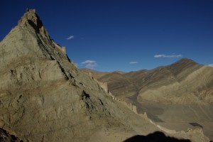 Die Mauern erstrecken sich ueber die ganze Huegelkette vom Kloster am Huegelfuss bis zur Spitze