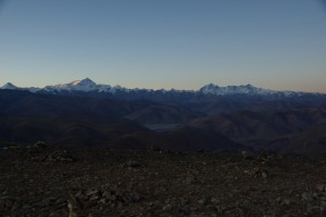 Wir bibern in der KAelte, 3000m hoeher auf den Spitzen der 8000er sind bereits die ersten Sonnenstrahlen - vlnr Makalu(8462m), Lhotse (8516m) und Everest (8848m), ganz rechts der Cho Oyu (8201m)