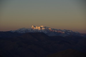 ...der Shishapagma (mit 8013m der niederste 8000er) wird von der Sonne wachgekuesst...