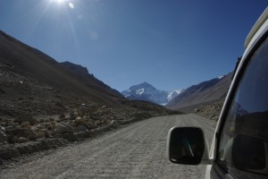 ...die Schotterstrasse zum Rongbuk Kloster - frueher war der Weg zum Basislager eine Wanderung von 5 Tagen...