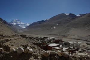 ...das Rongbuk Kloster - traumhaft, kurz vor dem Everest Basislager gelegen - die letzte ganzjaehrig bewohnte Siedlung am Weg zum Everest