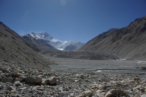 Das Ziel unserer Wanderung liegt vor uns - das etwas trostlos wirkende Everest Basislager am Beginn des Rongbuk Gletschers