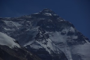 ... ein wunderschoener Blick auf die Nordflanke des Everest tut sich uns auf