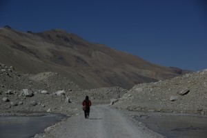 ... und somit drehen wir zu Fuss dem Everest den Ruecken und machen uns an den Abstieg, wo uns dann bald das Auto mit dem tobenden Namso entgegenkommt