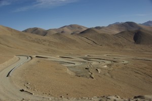 ...die Passstrasse am Weg nach Tingri schlaengelt sich den Hang empor