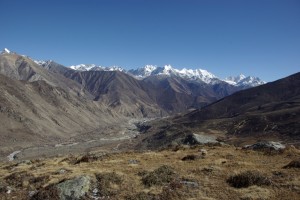 ...unter uns wunderschoen das Tal das wir durchwandert hatten - rechts liegt Nyalam, von wo aus wir gestartet waren