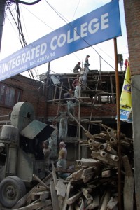 ...am Weg die nepalesische Antwort auf das Problem der Arbeitslosigkeit - das BAumaterial wird per Menschenkette auf das Dach gereicht