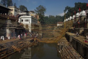 Der Verbrennungsplatz am Fluss in Pashupatinath - der erste Platz in Fliessrichtung ist fuer Mitglieder der koeniglichen Familie vorbehalten