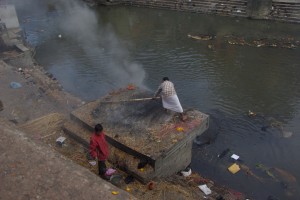 Die Asche wird schliesslich in den Fluss gekehrt