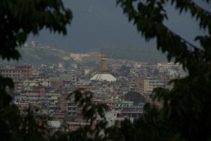 Der Blick auf Bothanath aus der Ferne - die Stupa ist in das Stadtviertel eingebettet