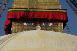 Die Augen des Buddha blicken in alle Himmelsrichtungen von der Stupa herab