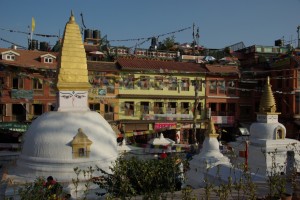 Die Umgebubng der Stupa ist gesaeumt von Pilgerhotels, tibetischen Geschaeften und tibetischen Kloestern