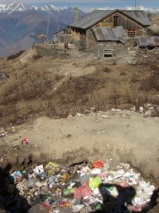 Der Trekkingmassentourismus hinterlaesst leider Spuren am Weg - man muss zugeben wir sind daran auch Mitschuld, auch wenn wir unseren Muell komplett wieder mitnahmen