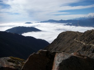 Der Blick zurueck zeigt nach einer weiteren Wegetappe wie sich der Weg das Tal entlangschlaengelt