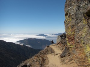 Der Weg schlaengelt sich das steile Tal entlang