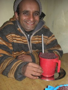 Den Abschluss der Wanderung muss man feiern - gemuetliches Zusammensitzen bei einem Becher Milletbier :-)