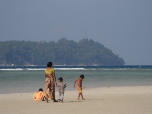 Die Einheimischen geniessen den Strand genauso wie wir Auslaender