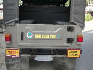 Der Besitzer dieses Jeeps (2t wichtigstes Transportmittel) scheint sehr tollerant religioes (sei es Kreuz wie Halbmond) aber nicht recht bewandert in der englischen Sprache zu sein :-) (God bless you = Gott segne dich)  
