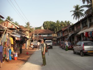 Ein erster Bummel ueber die Hauptstrasse von Gokarna im Abendlicht