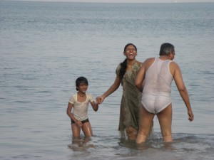 Die ganze Familie geniesst das Bad - natuerlich vollbekleidet (zumindest die Frauen)