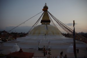 ...und kehren der Stupa, die uns mit ihren Augen nachblickt, den Ruecken zu :-)