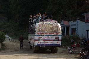 ...allerdings muss man nicht unbedingt immer durch die Tuere gehen um mit dem Bus zu fahren :-) - in Nepal kein Problem.