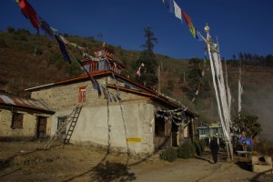 Sin Gompa (3200m) bedeutet kleines Kloster (hier im Bild) und befindet sich ziemlich genau auf der Baum-und Wolkengrenze.