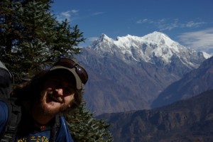 ...die Baeume verschwinden und langsam kommen die Berge des Langtang Gebirges in Sicht.